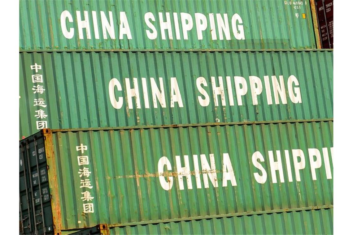 „China Shipping“ ist wieder mehr gefragt: Chinas Wirtschaft kann zulegen. Foto: Ole Spata/dpa