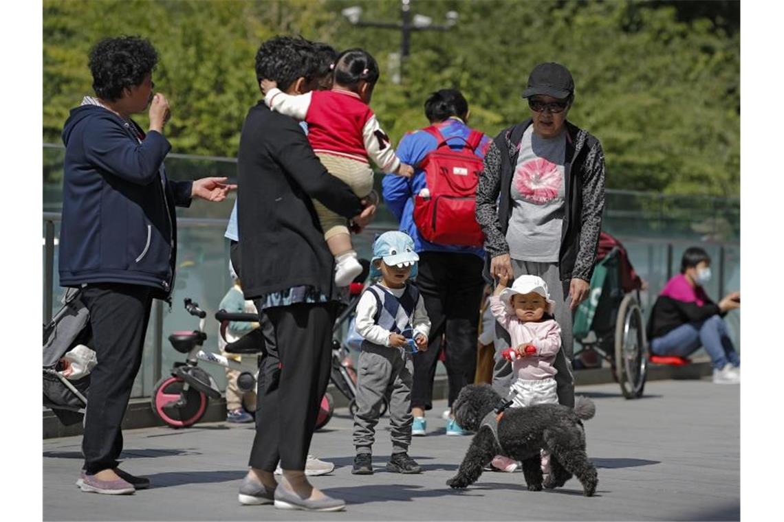 China lockert Familienpolitik: Bis zu drei Kinder erlaubt China will mit der Maßnahme „aktiv“ auf die Überalterung reagieren. Foto: Andy Wong/AP/dpa