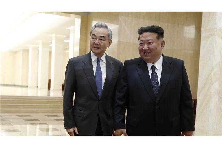 Chinas Außenminister Wang Yi (l) ist erstmals seit sechs Jahren nach Nordkorea reist - und traf dort auf Machthaber Kim Jong Un.