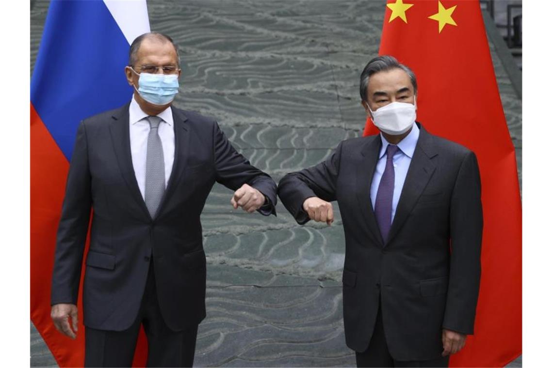 Chinas Außenminister Wang Yi (r) empfängt seinen russischen Amtskollegen Sergej Lawrow in Guilin. Foto: ---/Russian Foreign Ministry Press Service/AP/dpa