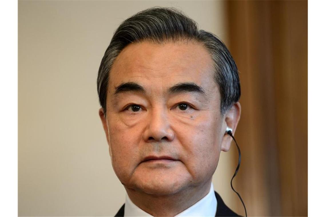 Chinas Außenminister Wang Yi warnt davor, dass der wirtschaftliche Protektionismus der amerikanischen Regierung die Welt in eine Rezession stürzen könnte. Foto: Sina Schuldt