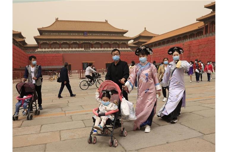 Chinas Bevölkerung wächst auf insgesamt 1,41 Milliarden. Doch das Wachstum verlangsamt sich. Foto: Ng Han Guan/AP/dpa