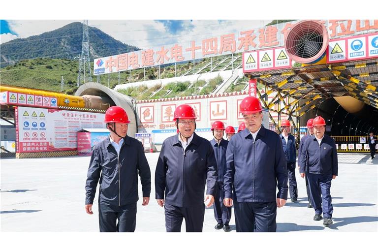 Chinas Ministerpräsident Li besuchte in Tibet auch andere Großbauprojekte.