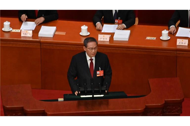 Chinas Ministerpräsident Li Qiang verliest den Arbeitsbericht der Regierung. Das Wachstumsziel ist so niedrig wie seit 1991 nicht mehr.