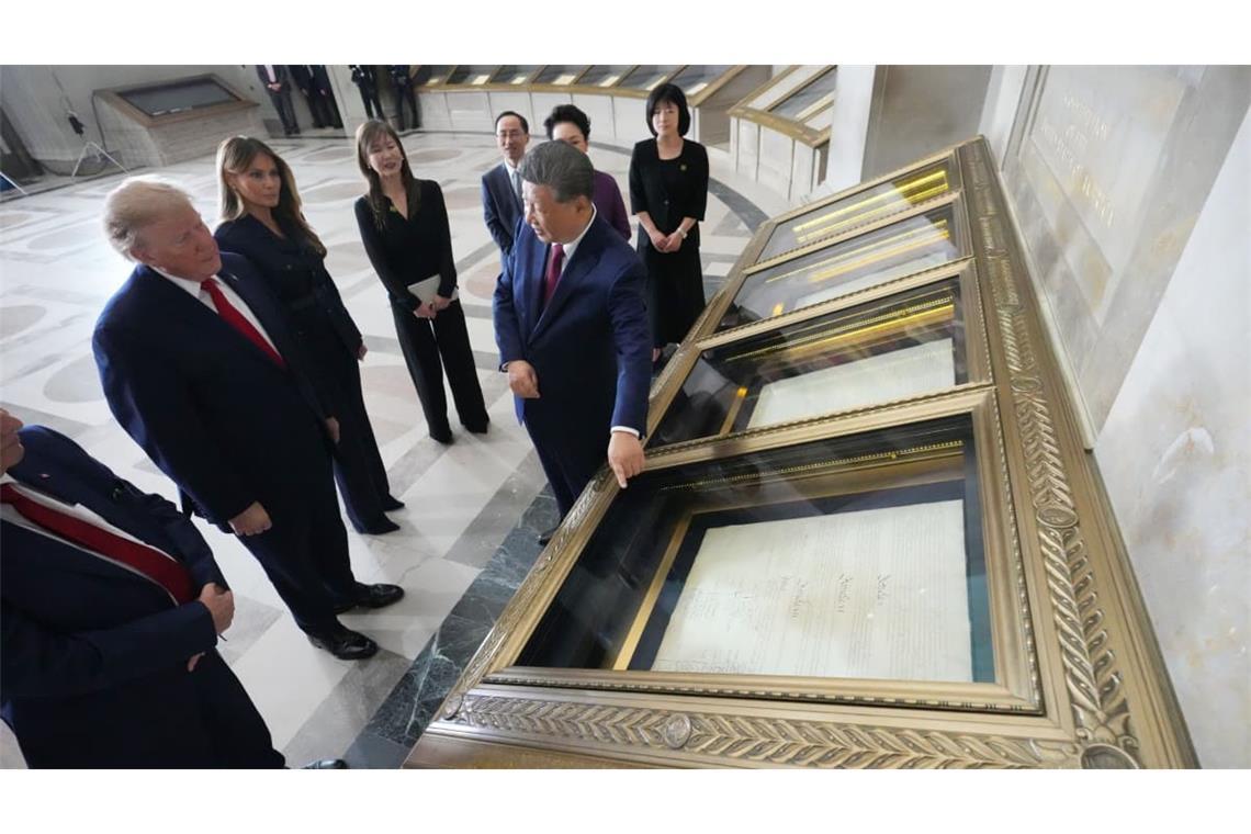 Chinas Präsident Xi betrachtet mit US-Präsident Donald Trump die amerikanische Unabhängigkeitserklärung im Nationalarchiv.