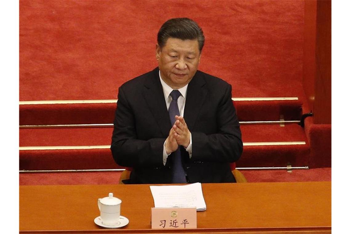 Chinas Präsident Xi Jinping bei der Eröffnungssitzung des Nationalen Volkskongresses in der Großen Halle des Volkes. Foto: Andy Wong/Pool AP/dpa