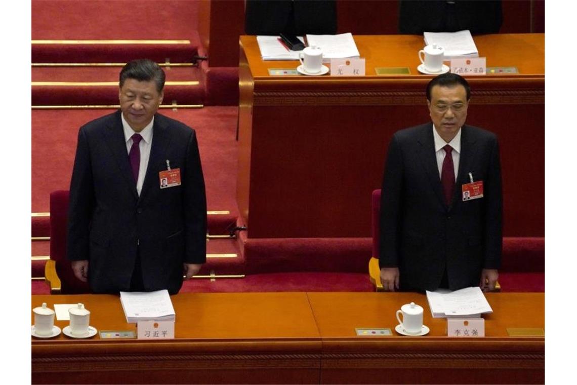 China will „mehr als sechs Prozent“ wachsen Chinas Präsident Xi Jinping (l) und Ministerpräsident Li Keqiang stellen ihre ambitionierten Ziele vor. Foto: Andy Wong/AP/dpa
