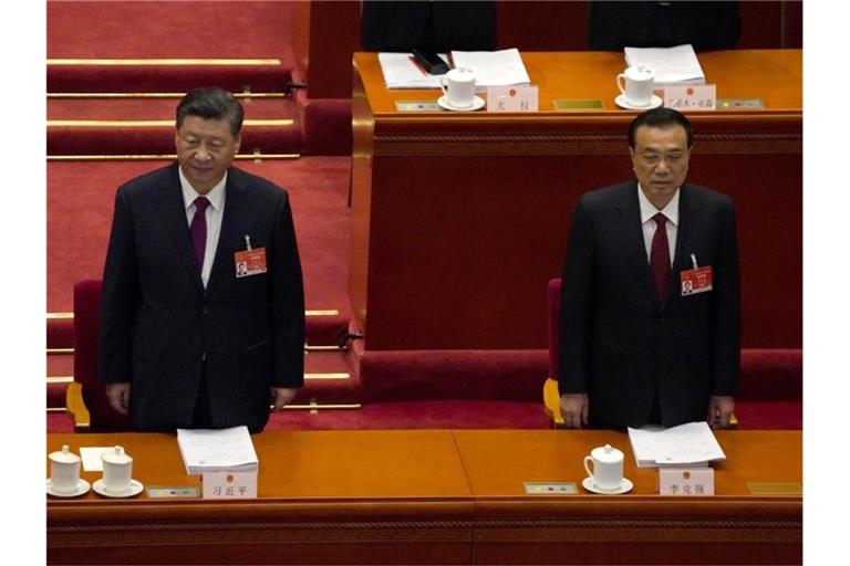 Chinas Präsident Xi Jinping (l) und Ministerpräsident Li Keqiang stellen ihre ambitionierten Ziele vor. Foto: Andy Wong/AP/dpa