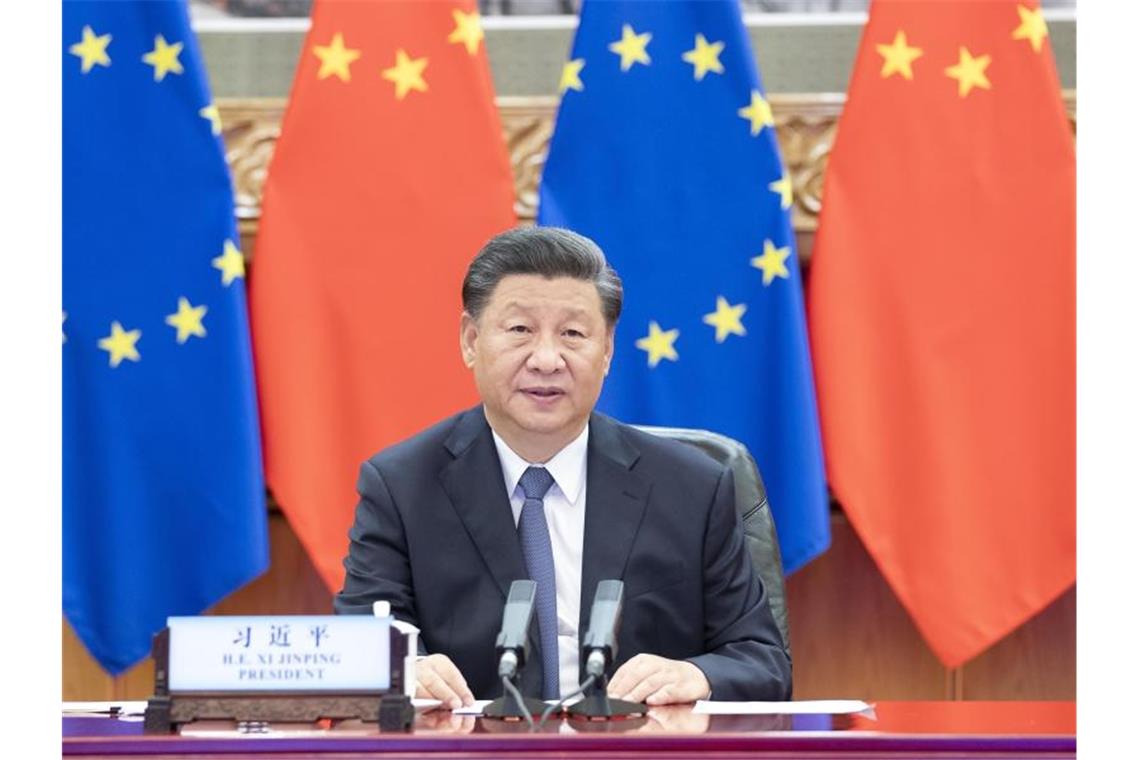 Chinas Präsident Xi Jinping nimmt an einer Videokonferenz mit den EU-Spitzen teil (Archiv). Die EU fordert von China weitreichende Zugeständnisse vor einem Abschluss der Verhandlungen über das geplante Investitionsabkommen. Foto: Li Tao/XinHua/dpa