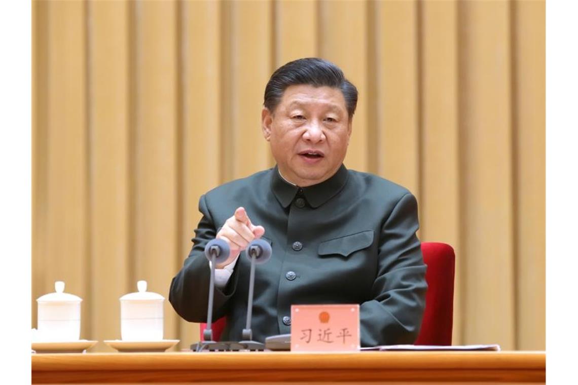 China schränkt Demokratie in Hongkong weiter ein Chinas Präsident Xi Jinping präsentierte sich beim Volkskongress auch im traditionellen Mao-Anzug. Foto: Li Gang/XinHua/dpa