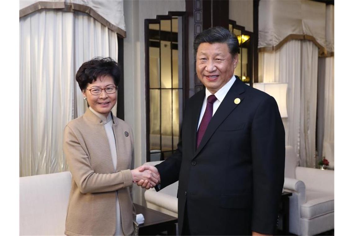 Chinas Präsident Xi Jinping unterstützt Hongkongs Regierungschefin Carrie Lam. Foto: Ju Peng/XinHua/dpa