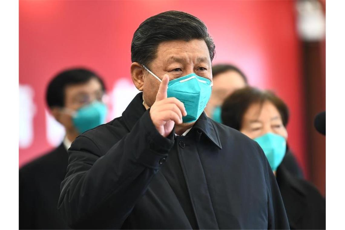 Chinas Präsident Xi Jinping während eines Krankenhausbesuchs in Wuhan. Foto: Xie Huanchi/XinHua/dpa/Archiv