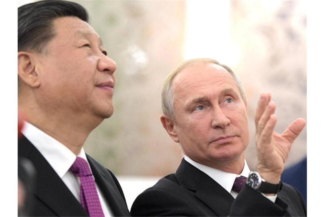 Russland für Teilnahme Chinas an erweitertem G7-Gipfel Chinas Präsident Xi Jinping zusammen mit Kremlchef Putin im Sommer 2019 in Moskau. Foto: -/Kremlin/dpa