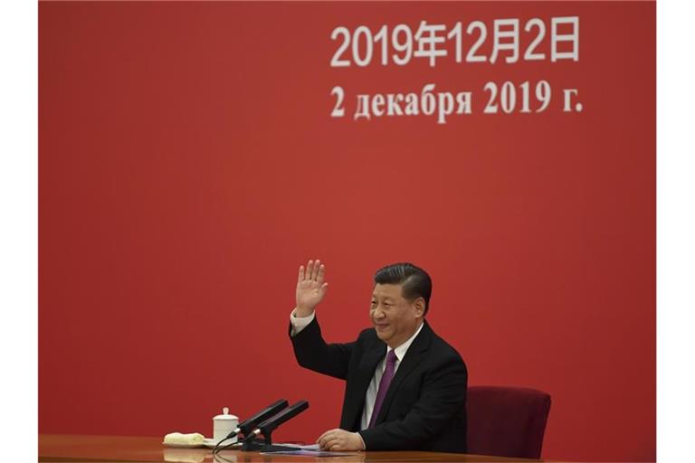 Chinas Prasident Xi Jingping spricht mit seinem russischem Amtskollegen Putin per Videobrücke aus der Großen Halle des Volkes. Foto: Noel Celis/Pool AFP/AP/dpa