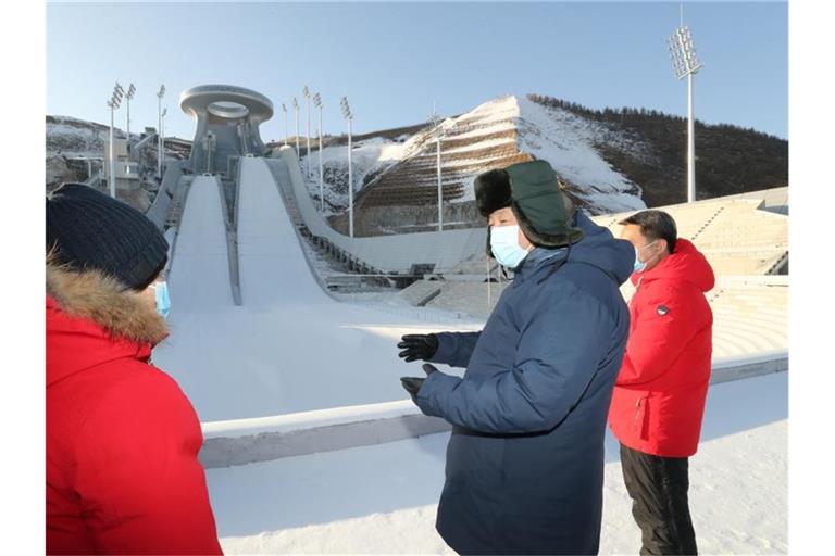Chinas Staats- und Parteichef Xi Jinping (2.v.l) glaubt fest an die Olympischen Winterspielen 2022 in Peking. Foto: Ju Peng/XinHua/dpa