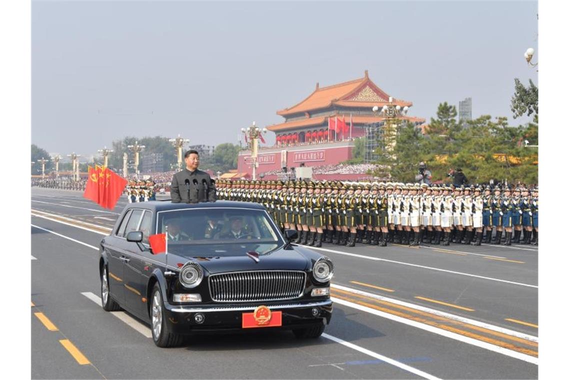 Chinas Staats- und Parteichef Xi Jinping nimmt als Oberkommandierender die Truppen auf der Straße des Ewigen Friedens ab. Foto: Li Tao/XinHua/dpa