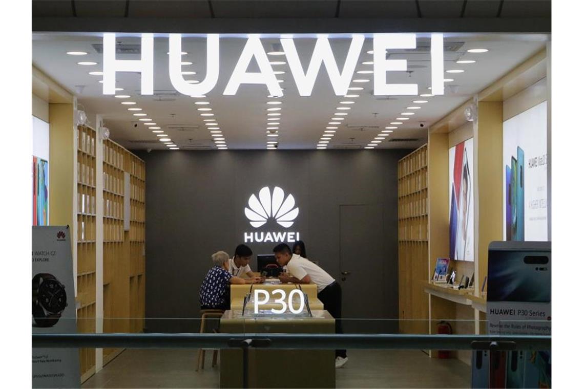 Huawei rechnet mit hoher Belastung durch US-Sanktionen Chinas Telekomriese Huawei stellt sich auf höhere Kosten durch die massiven US-Sanktionen ein. Foto: Rouelle Umali/XinHua