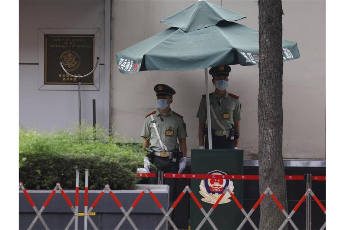 Houston: China räumt nach Anordnung Konsulat China: Zwei paramilitärische Polizisten bewachen die US-Vertretung in Chengdu. Foto: Ng Han Guan/AP/dpa
