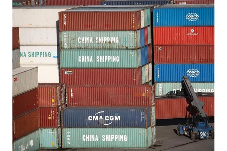 Chinesische Container im Hamburger Hafen. Immer mehr chinesische Waren kommen nach Europa. Foto: Christian Charisius/dpa