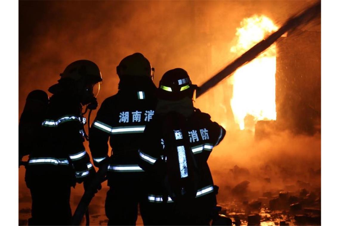 Viele Tote bei Feuer in Fabrik im Osten Chinas Chinesische Feuerwehrleute beim Kampf gegen die Flammen. Symbolbild: Guo Quan/epa Foto: Guo Quan