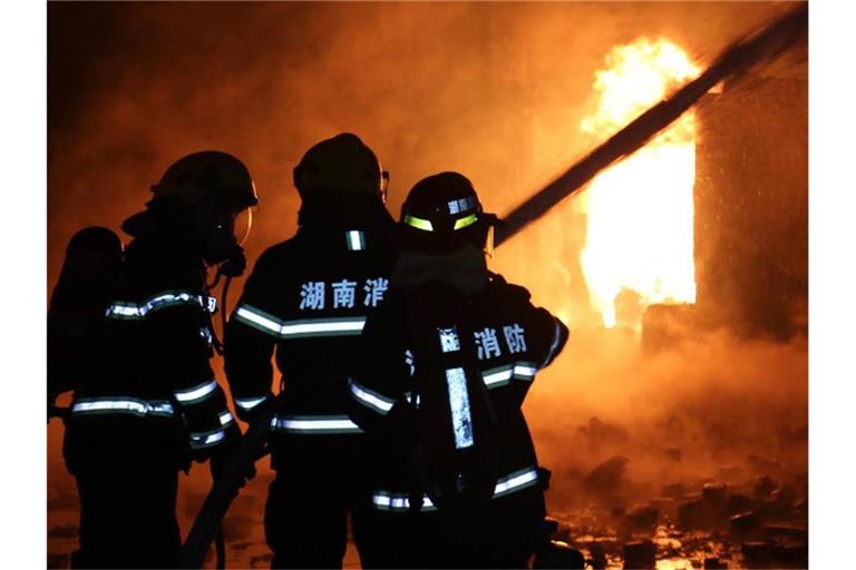Chinesische Feuerwehrleute beim Kampf gegen die Flammen. Symbolbild: Guo Quan/epa Foto: Guo Quan