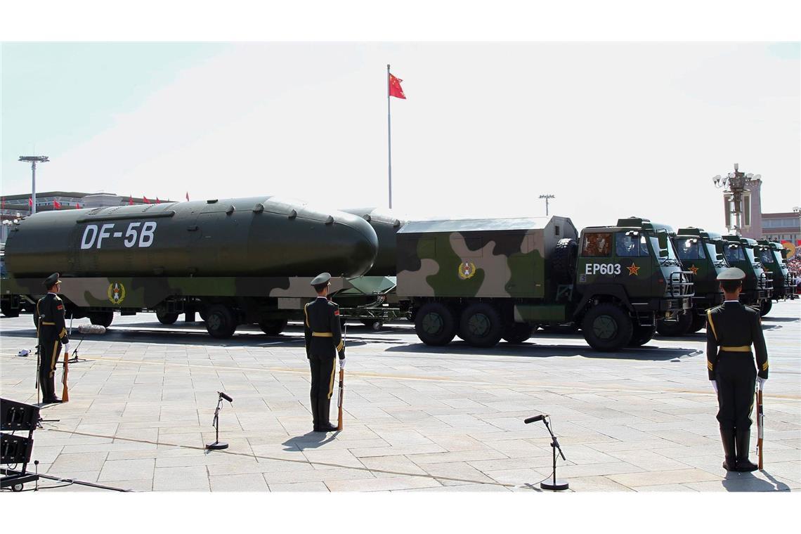 Friedensforscher warnen vor neuem nuklearen Wettrüsten Chinesische Militärfahrzeuge mit Atomraketen während einer Parade in Peking. (Archivbild)