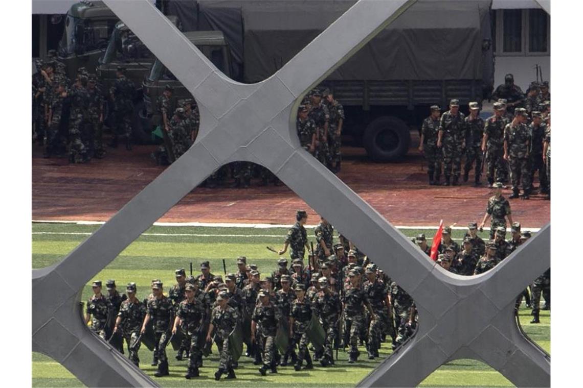 Chinesische Polizisten bei einer Übung im Shenzhen Bay Stadion nahe der Grenze zu Hongkong. Foto: Ng Han Guan/AP