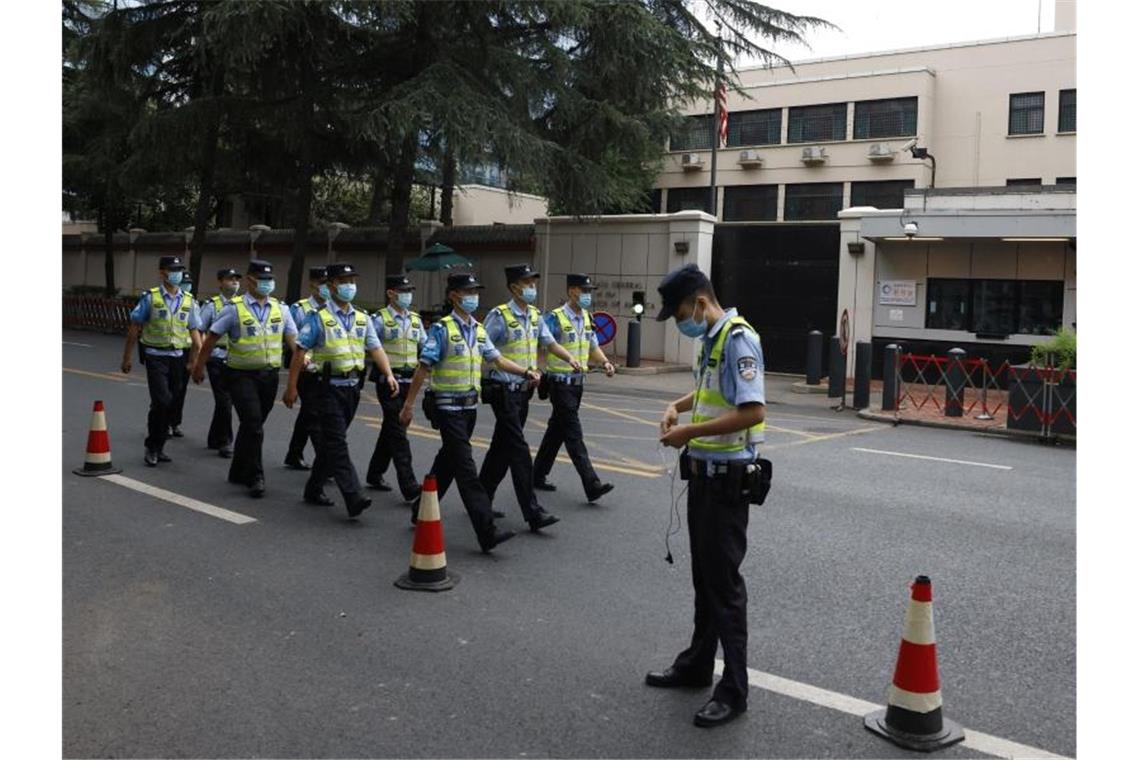 Chinesische Polizisten marschieren am US-Konsulat in Chengdu vorbei. Foto: Ng Han Guan/AP/dpa