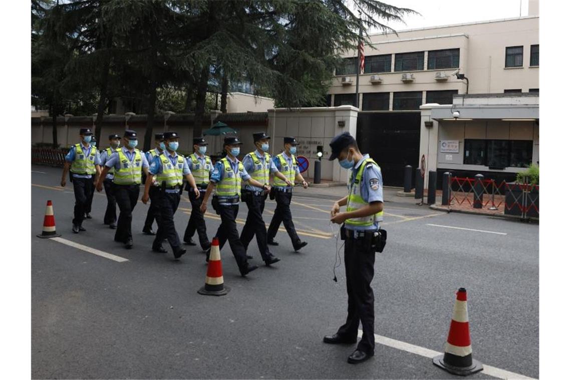 Houston: China räumt nach Anordnung Konsulat Chinesische Polizisten marschieren am US-Konsulat in Chengdu vorbei. Foto: Ng Han Guan/AP/dpa