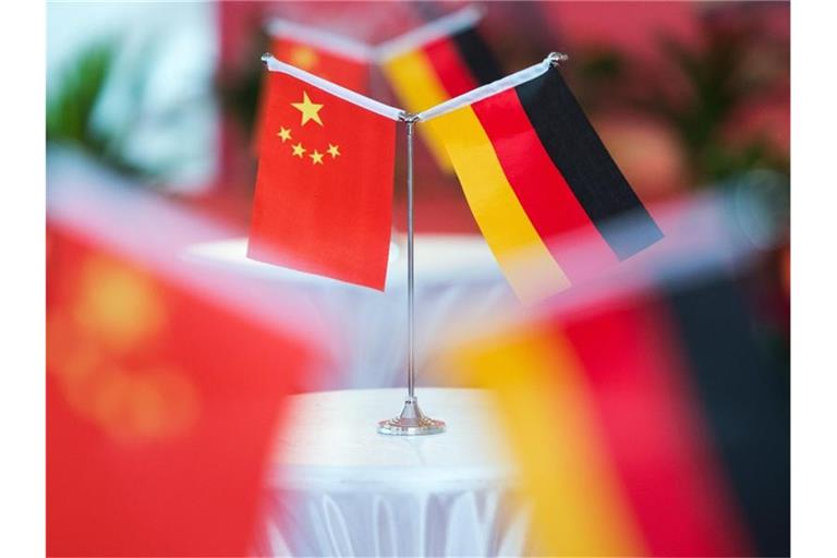 Chinesische und deutsche Flaggen stehen bei einem Empfang im chinesischen Hefei. Das China-Geschäft bleibt für deutsche Firmen eine wichtige Stütze. Foto: picture alliance / dpa