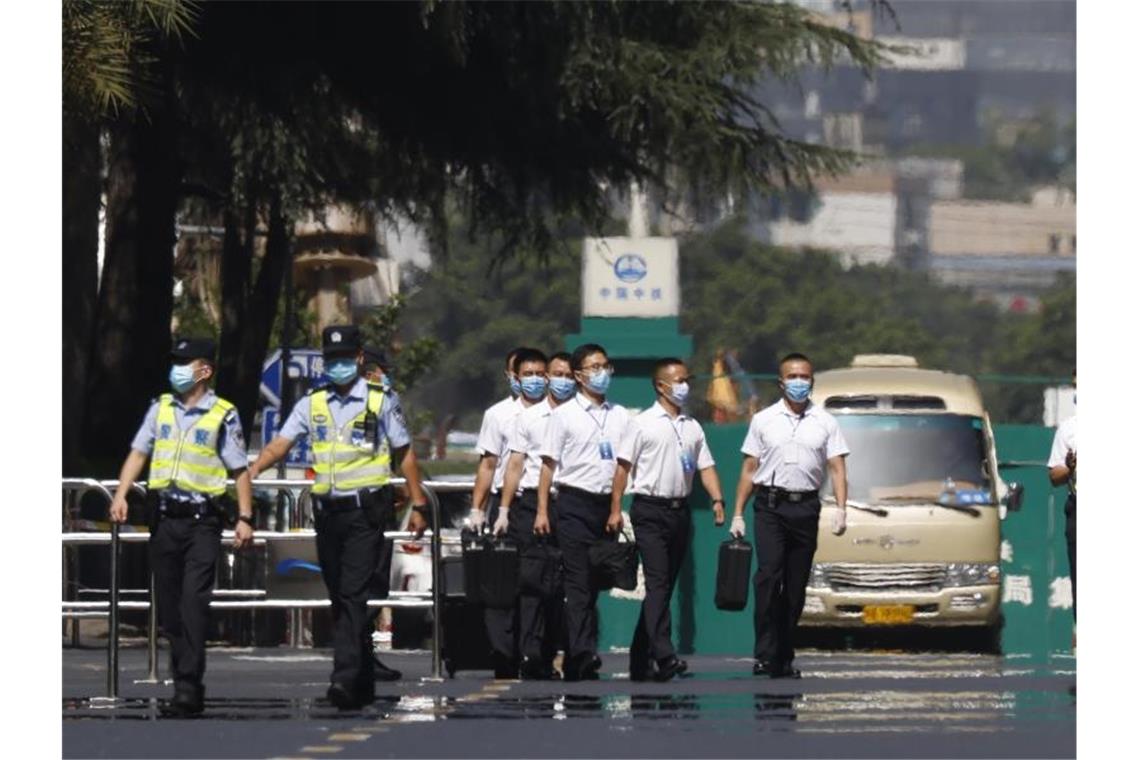 Chinesisches Sicherheitspersonal verlässt das US-Konsulat in Chengdu. Foto: Ng Han Guan/AP/dpa