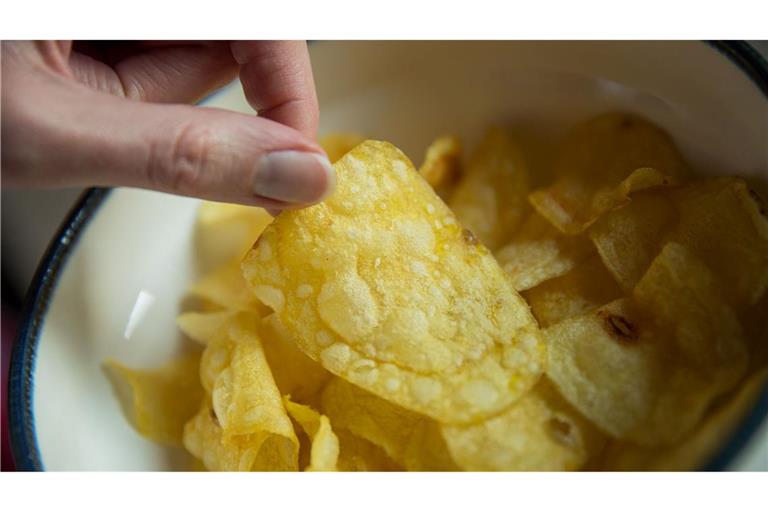 Chips gehören zu den beliebtesten Snacks bei Verbrauchern in Deutschland - manche essen sie auch im Bett. (Archivfoto)