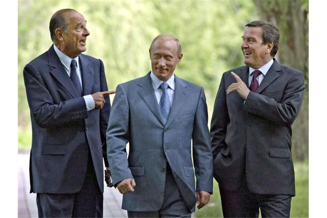Chirac im jahr 2004 bei einem Treffen mit dem damaligen Bundeskanzler Gerhard Schröder und Russlands Präsident Wladimir Putin in Sotschi. Foto: Wolfgang Kumm