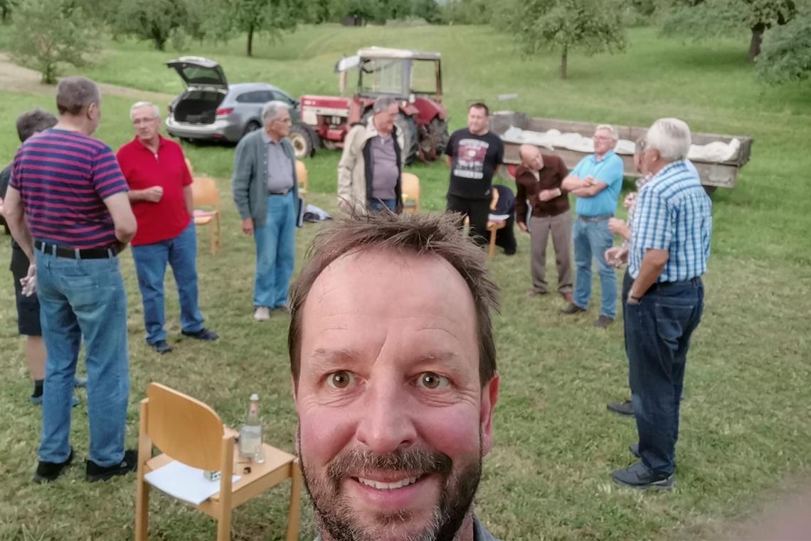 Digital ist nichts für Ältere? Von wegen! Chorleiter Lothar Lemcke freut sich mit den Chorsängern über die Proben in der Natur.Foto: privat
