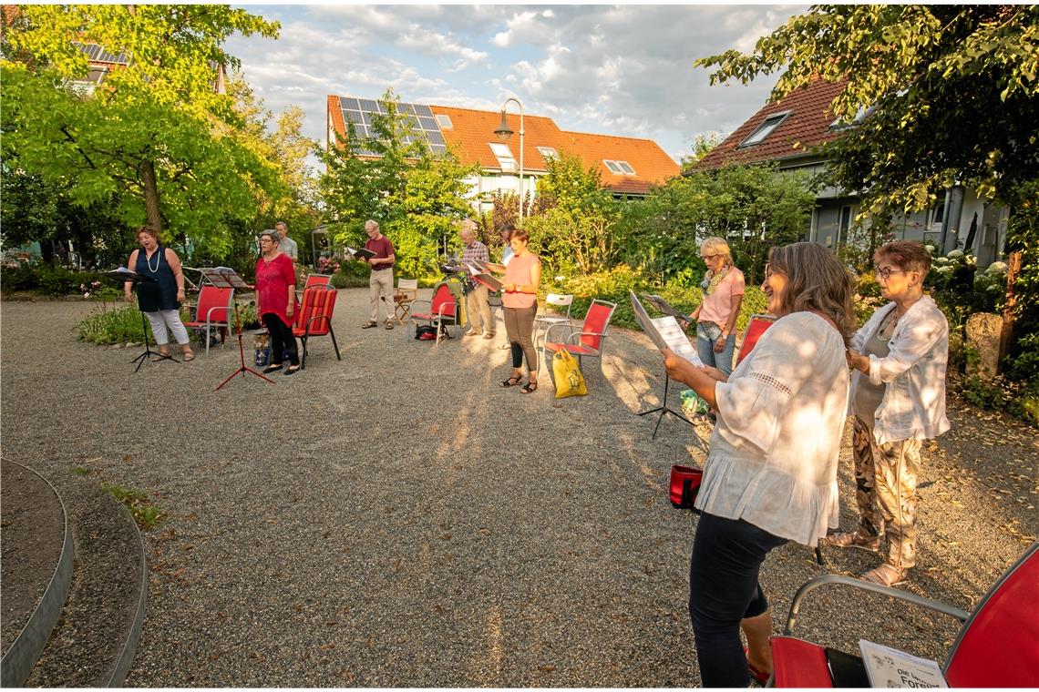 „Chorsingen ist ja ein Lebenselixier“ – Die CJE-Sänger des Backnanger Sängerhaufens proben wieder, und zwar seit Juni im Freien im Wohnhof in Maubach. Foto: A. Becher