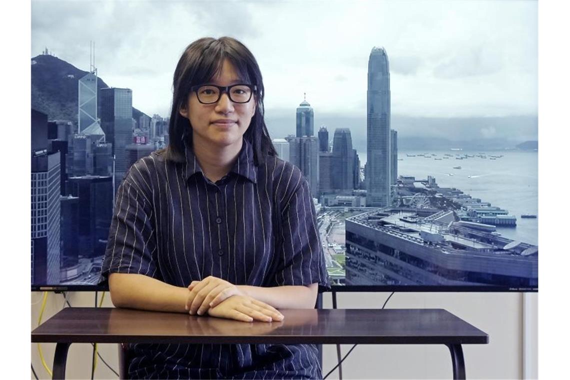 Hongkong: Vier Führer der Demokratiebewegung festgenommen Chow Hang-tung und vier andere Aktivisten wurden festgenommen. Foto: Vincent Yu/AP/dpa