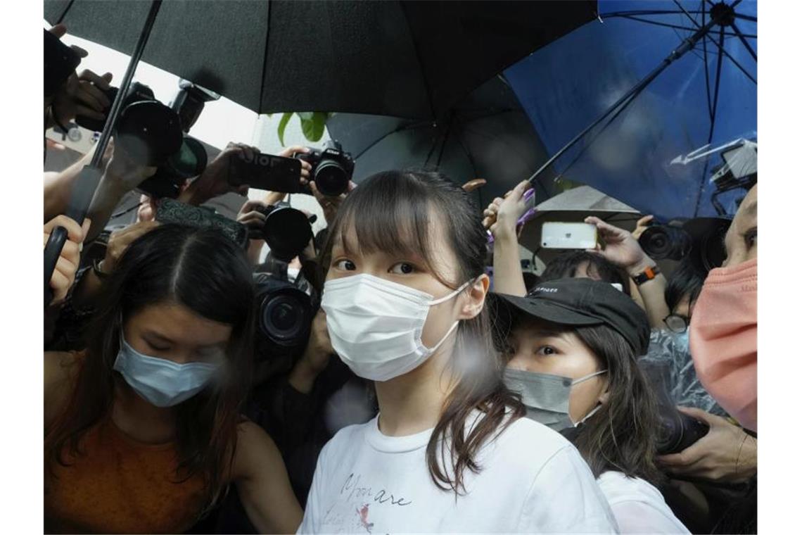 Chow wurde als studentische Anführerin in den inzwischen aufgelösten politischen Gruppen Scholarism und Demosisto bekannt, zusammen mit anderen freimütigen Aktivisten wie Joshua Wong und Ivan Lam. Foto: Vincent Yu/AP/dpa