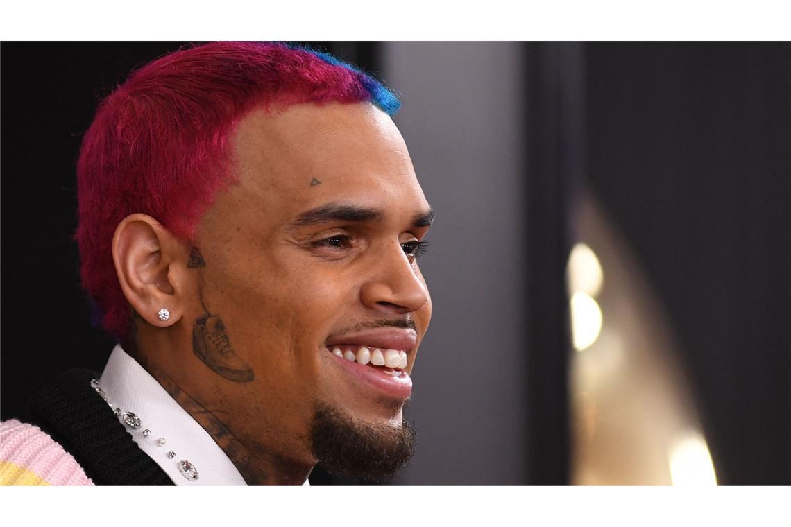 Mann mit Flasche attackiert? US-Sänger Chris Brown angeklagt Chris Brown fiel immer wieder wegen gewalttätiger Übergriffe auf.