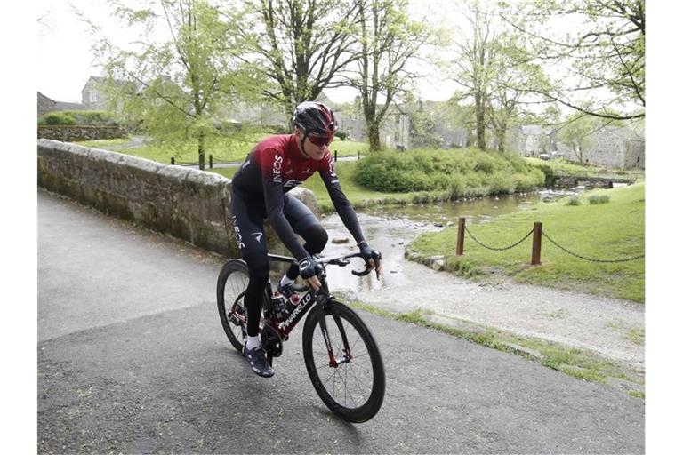 Chris Froome musste das Critérium du Dauphiné nach einem Trainingssturz aufgeben. Foto: Martin Rickett/PA Wire