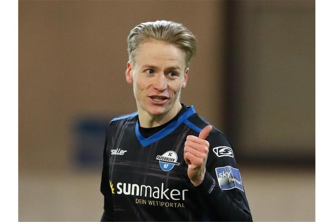 Chris Führich, damals noch für den SC Paderborn aktiv, gestikuliert. Foto: Friso Gentsch/dpa/Archivbild