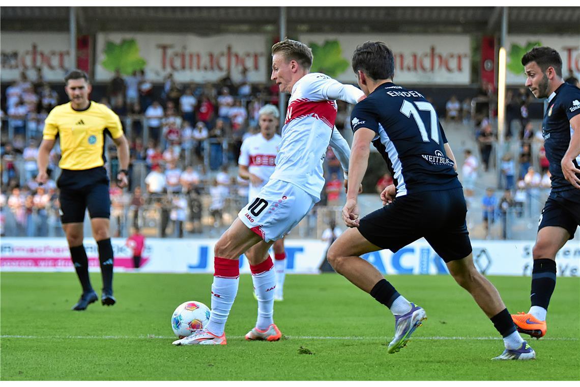 Chris Führich (Nr. 10) schnürte in Großaspach einen lupenreinen Hattrick in der ...