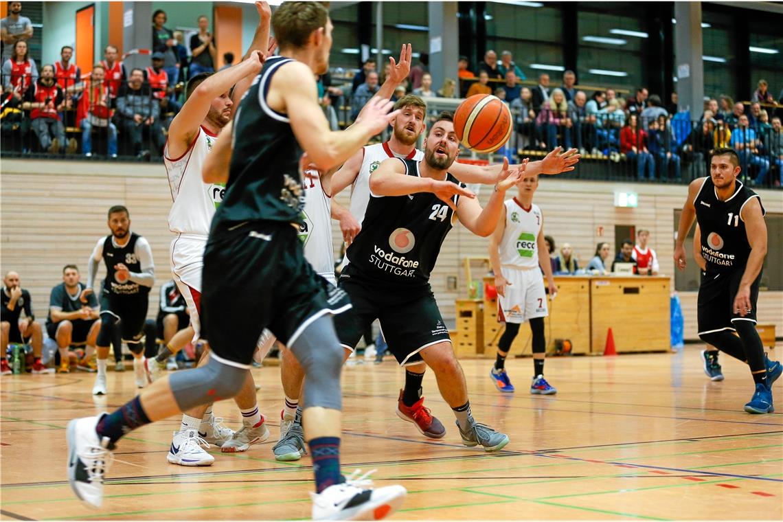 Anfangs gut mitgehalten Chris Meyer (Nummer 24) war mit 25 Punkten Backnangs bester Werfer. Foto: A. Becher