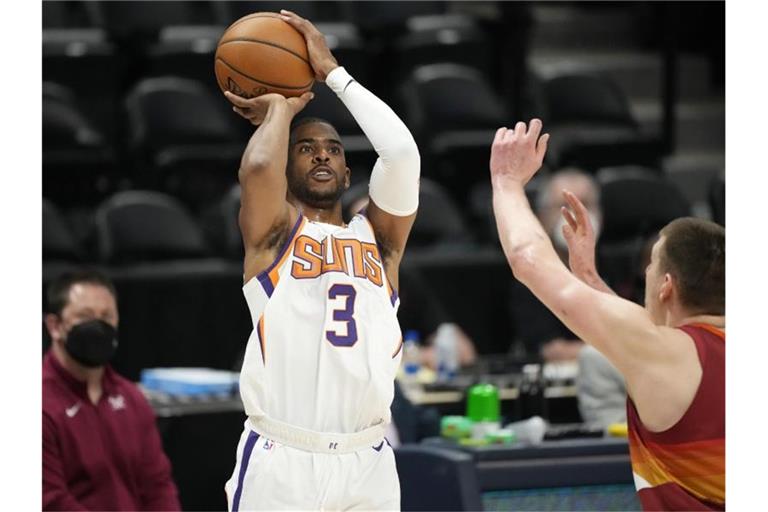 Chris Paul (l) steht mit 36 Jahren erstmals in den Finals. Foto: David Zalubowski/AP/dpa