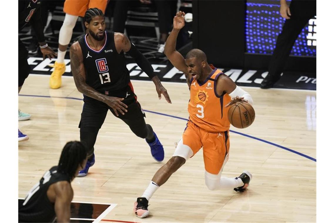 Suns bezwingen Clippers 130:103 und stehen in Finals Chris Paul (r.) führte die Phoenix Suns in die Finals. Foto: Jae C. Hong/AP/dpa