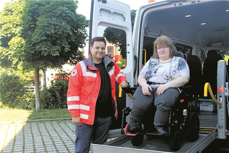 Chris Perus mit Doreen Tetzel, die er während seines FSJ betreut hat. Foto: DRK