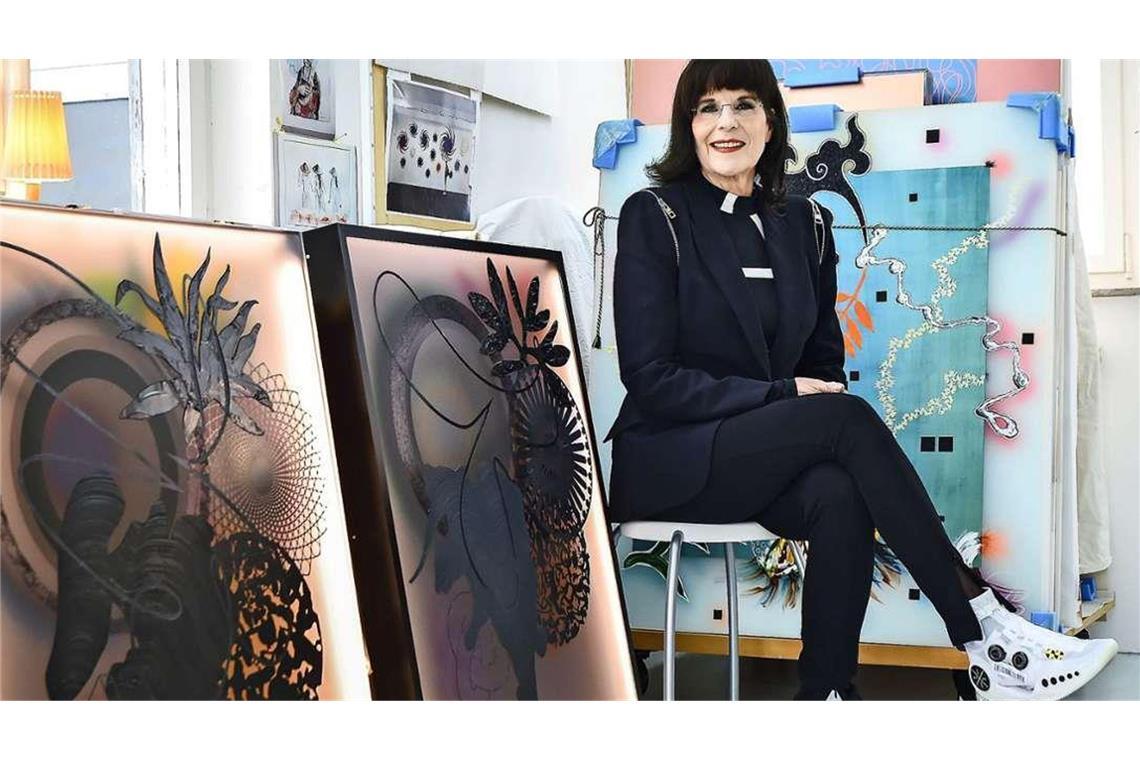 Stuttgarterin Christa Winter macht aus Brot Kunst Christ Winter in ihrem Atelier
