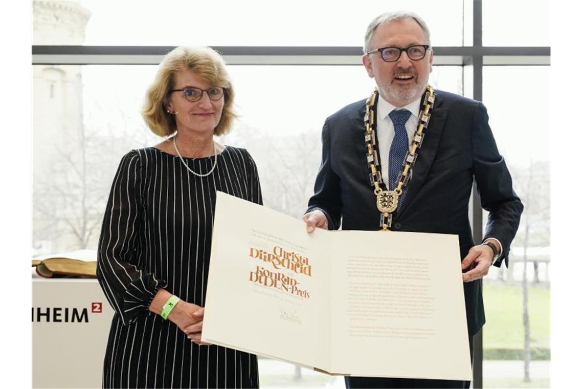 Konrad-Duden-Preis geht an Linguistin Christa Dürscheid Christa Dürscheid erhält von Peter Kurz, Oberbürgermeister der Stadt Mannheim, eine Urkunde. Foto: Uwe Anspach/dpa