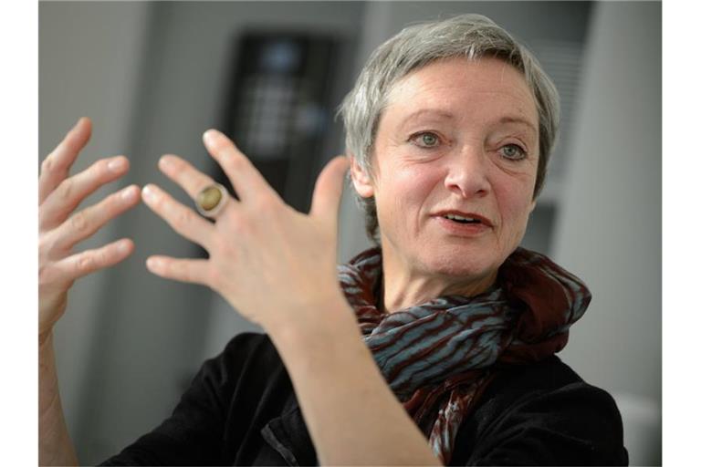 Christa Niemeier spricht bei einem Pressegespräch. Foto: Sina Schuldt/dpa