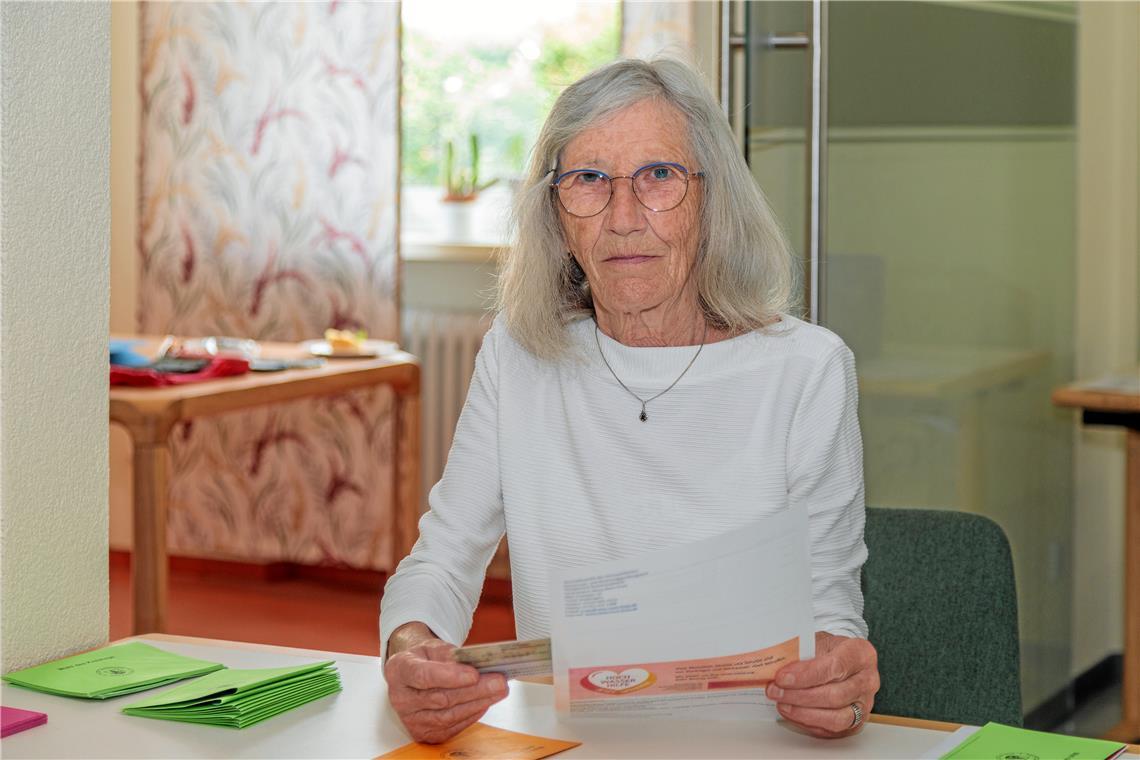 Ehrenamtliche im Dienst der Demokratie Christel Kaufmann ist in den Räumen der Erich-Schumm-Stiftung in Murrhardt als Beisitzerin bei den Wahlen im Dienst. Foto: Stefan Bossow