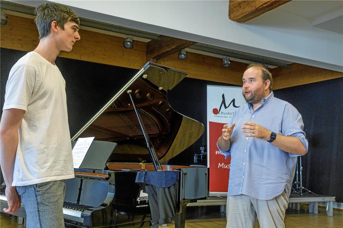 Christian A. Pohl (rechts) bespricht mit Otis Prescott-Mason im Kulturhaus Klosterhof, einem der Unterrichtsorte, auch physische Aspekte beim Klavierspiel, das heißt beispielsweise aufzustehen und gemeinsam die körperlichen Punkte auszumachen, an denen sich die Anspannung besonders bemerkbar machen kann. Fotos: Jörg Fiedler